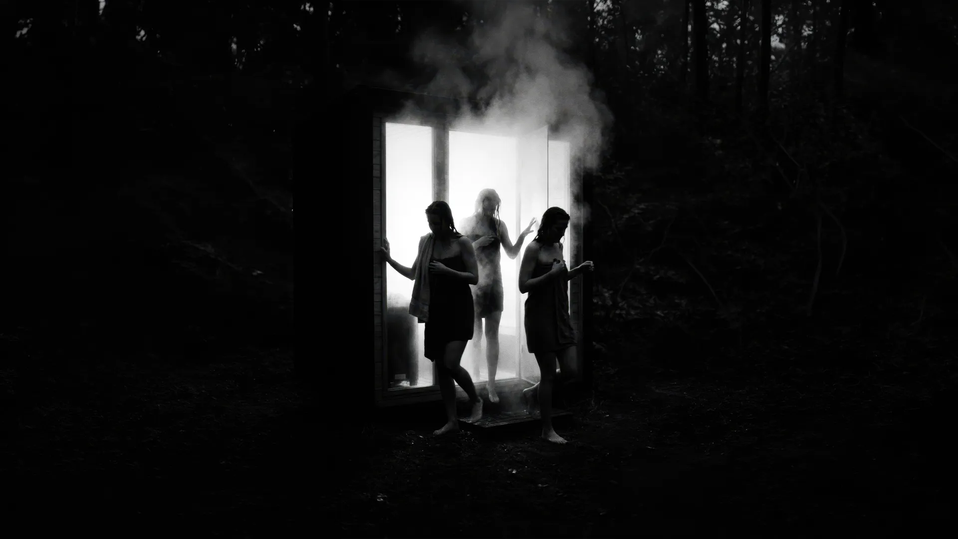 Sauna Ørigin allumé au crépuscule dans un jardin