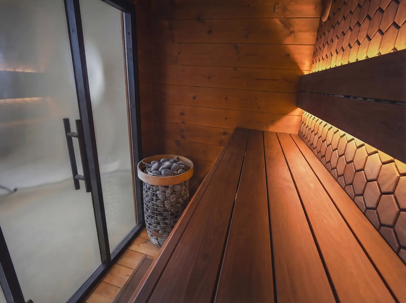 Peau et sudation : intérieur chaleureux d’un sauna extérieur Ørigin en bois ThermoWood